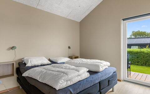 Illona - 200M from the Sea: Piso, Madera, Suelo, Techo, Diseño De Interiores, Habitación, Mueble, Habitación, Cama, Marco De La Cama