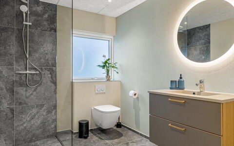 Illona - 200M from the Sea: Piso, Arreglo De Tubería, Diseño De Interiores, Suelo, Baño, Mueble De Baño, Plomería, Techo, Grifo, Loseta
