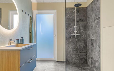 Illona - 200M from the Sea: Piso, Suelo, Arreglo De Tubería, Diseño De Interiores, Baño, Plomería, Loseta, Mueble De Baño, Ducha, Material Compuesto