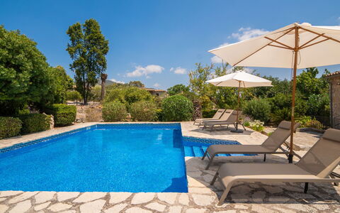 Can Toni: Azul, Piscina, Agua, Mueble Para Exteriores, Sunlounger, Recurso, Losa, Material Compuesto, Sombra, Paisajismo