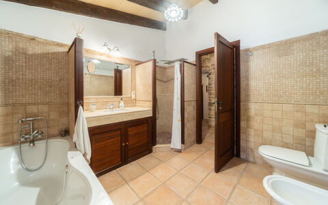 Can Toni: Piso, Diseño De Interiores, Lavabo Del Baño, Suelo, Arreglo De Tubería, Techo, Lavabo, Baño, Mueble, Encendiendo