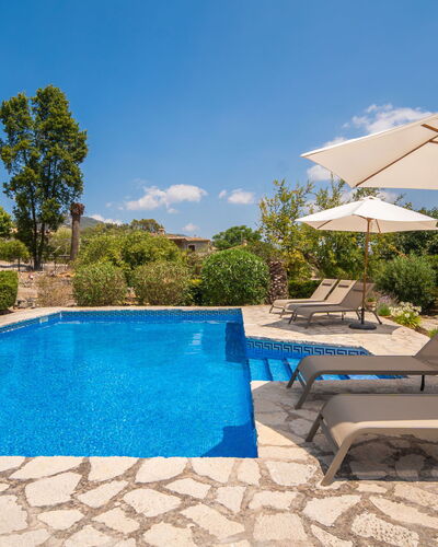 Can Toni: Azul, Piscina, Agua, Mueble Para Exteriores, Sunlounger, Recurso, Losa, Material Compuesto, Sombra, Paisajismo