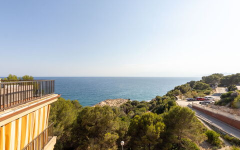 Faro Grande Salou: Azul, Tiempo De Día, Horizonte, Departamento, Mar, Costa, Luz De Sol, Balcón, Oceano, Pretil