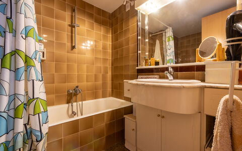 Faro Grande Salou: Baño, Arreglo De Tubería, Diseño De Interiores, Pared, Piso, Lavabo Del Baño, Lavabo, Suelo, Grifo, Plomería