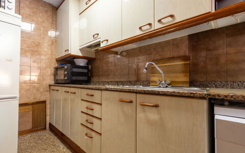 Faro Grande Salou: Cocina, Mostrador, Gabinetes, Aparato De Cocina, Electrodoméstico, Madera, Piso, Lavabo, Fregadero, Arreglo De Tubería