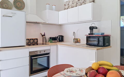 Les Cariatides 8: Aparato De Cocina, Mueble, Cocina, Diseño De Interiores, Electrodoméstico, Mostrador, Electrodoméstico, Gabinetes, Madera, Piso