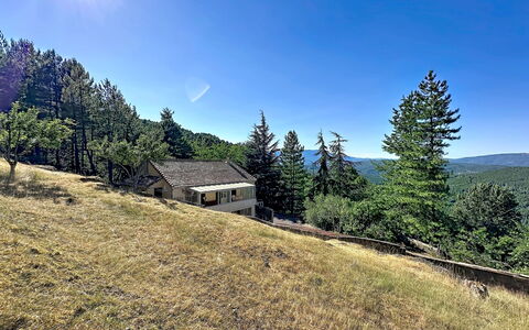 La Bergerie de Portes: Árbol, Paisaje, El Terreno Del Lote, Área Rural, Cabaña, Bosque, Alerce, Pendiente, Prado, \Choza