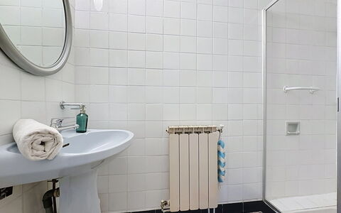 La Bergerie de Portes: Baño, Pared, Piso, Arreglo De Tubería, Diseño De Interiores, Suelo, Lavabo Del Baño, Loseta, Plomería, Grifo