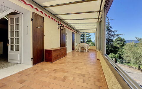 La Bergerie de Portes: Suelo, Piso, Sombra, Techo, Porche, Eco Hotel, Manchas De Madera, Madera Dura, Balcón, La Luz Del Día
