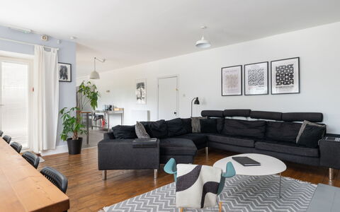 Walltree House: Mueble, Diseño De Interiores, Piso, Sofá, Suelo, Madera, Sala, Suelos De Madera, Techo, Habitación