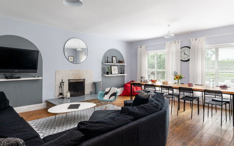 Walltree House: Mueble, Diseño De Interiores, Piso, Suelo, Pared, Sofá, Techo, Madera, Habitación, Sala