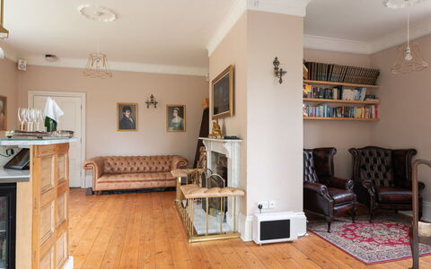 Walltree House: Mueble, Diseño De Interiores, Piso, Suelo, Pared, Madera, Techo, Habitación, Suelos De Madera, Sala