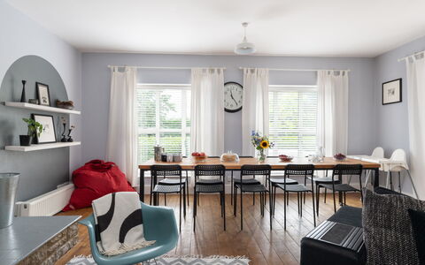 Walltree House: Mueble, Diseño De Interiores, Piso, Silla, Suelo, Mesa, Madera, Comedor, Cocina Y Comedor Mesa, Techo
