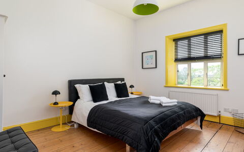 Walltree House: Mueble, Cama, Diseño De Interiores, Habitación, Piso, Suelo, Lecho, Madera, Sábana, Amarillo