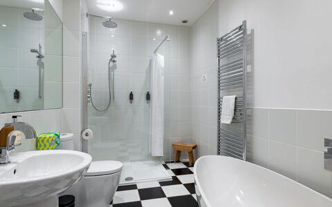Walltree House: Baño, Arreglo De Tubería, Piso, Asiento Del Baño, Baño, Suelo, Diseño De Interiores, Lavabo, Grifo, Plomería