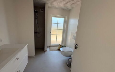 Selvi - 500M from the Sea: Piso, Suelo, Diseño De Interiores, Arreglo De Tubería, Techo, Habitación, Plomería, Baño, La Luz Del Día