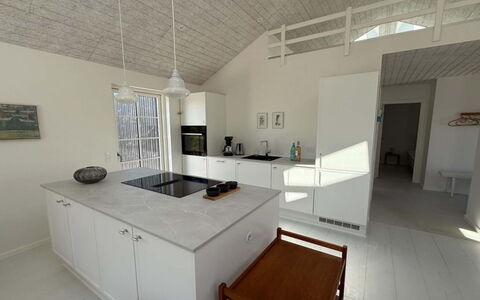 Selvi - 500M from the Sea: Piso, Suelo, Madera, Mueble, Diseño De Interiores, Techo, Cocina, Mostrador, Gabinetes, Casa