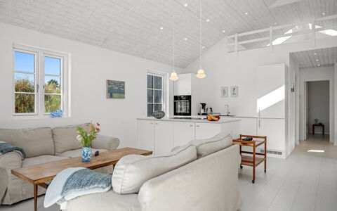 Selvi - 500M from the Sea: Techo, Piso, Suelo, Diseño De Interiores, Mueble, Casa, Sofá, Sala, Habitación