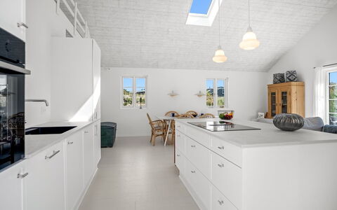 Selvi - 500M from the Sea: Cocina, Piso, Techo, Mostrador, Diseño De Interiores, Suelo, Lámpara, Gabinetes, Lavabo, Loseta