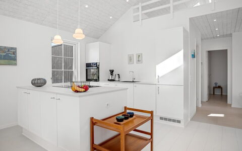 Selvi - 500M from the Sea: Piso, Diseño De Interiores, Suelo, Techo, Madera, Mueble, Lámpara, Suelos De Madera, Cocina, Departamento