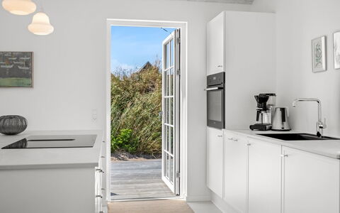 Selvi - 500M from the Sea: Cocina, Piso, Mostrador, Aparato De Cocina, Diseño De Interiores, Madera, Suelo, Gabinetes, Electrodoméstico, Techo