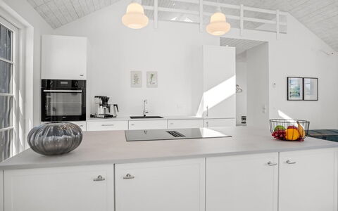 Selvi - 500M from the Sea: Cocina, Diseño De Interiores, Lámpara, Mostrador, Techo, Piso, Gabinetes, Mueble, Suelo, Aparato De Cocina