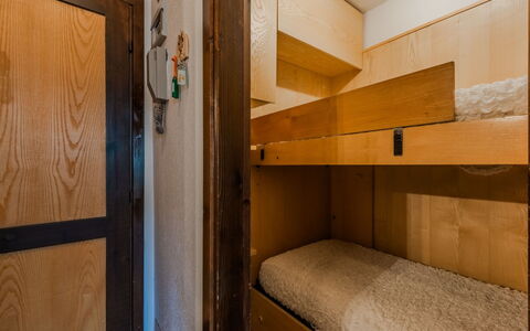 Presanella: Pared, Madera, Suelo, Piso, Marrón, Manchas De Madera, Habitación, Habitación, Cama, Litera