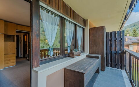 Presanella: Madera, Techo, Diseño De Interiores, Manchas De Madera, Madera Dura, Sombra, Balcón, La Luz Del Día, Sala, Ático