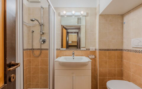 Presanella: Baño, Lavabo Del Baño, Arreglo De Tubería, Lavabo, Diseño De Interiores, Piso, Baño, Suelo, Grifo, Espejo