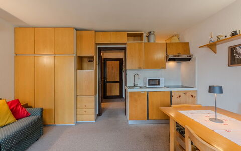 Presanella: Mueble, Diseño De Interiores, Piso, Madera, Techo, Suelo, Habitación, Departamento, Cocina, Gabinetes