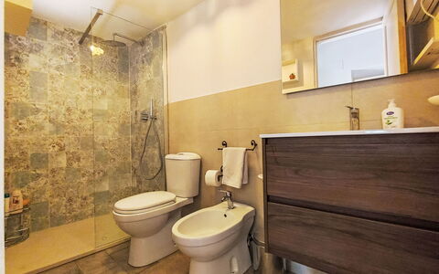 Il Giardino di Lara: Asiento Del Baño, Baño, Baño, Lavabo Del Baño, Piso, Arreglo De Tubería, Lavabo, Suelo, Diseño De Interiores, Grifo