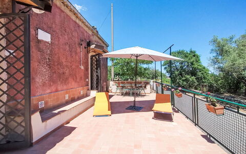 Il Giardino di Lara: Pared, Puerta, Hierro, Balcón, Maceta, Ladrillo, Silla, Planta De Casa, Sombra, Manchas De Madera