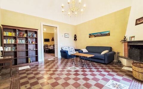 Il Giardino di Lara: Piso, Suelo, Pared, Diseño De Interiores, Madera, Techo, Mueble, Habitación, Encendiendo, Sala