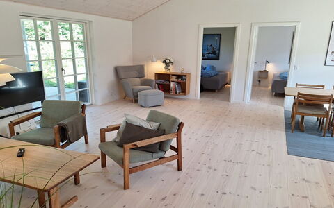 Ethil - 600M from the Sea: Mueble, Piso, Suelo, Madera, Suelos De Madera, Silla, Diseño De Interiores, Casa, Mesa, Sala