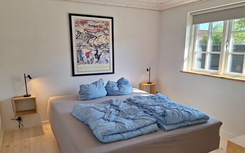 Ethil - 600M from the Sea: Mueble, Habitación, Cama, Piso, Suelo, Diseño De Interiores, Madera, Sábana, Lecho, Linos