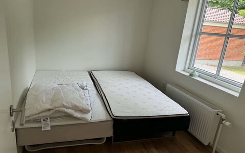 Eeske - 4Km from the Sea: Mueble, Habitación, Cama, Suelo, Piso, Textil, Diseño De Interiores, Linos, Lecho, Sábana