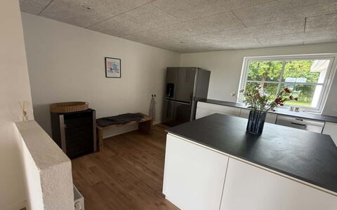 Eeske - 4Km from the Sea: Piso, Suelo, Madera, Diseño De Interiores, Mostrador, Cocina, Suelos De Madera, Mueble, Habitación, Techo