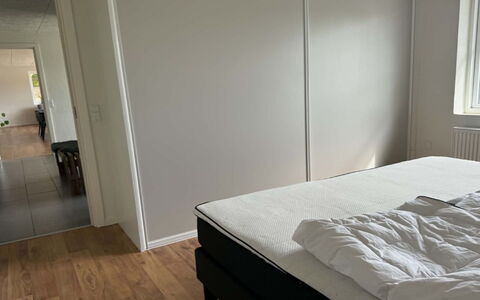 Eeske - 4Km from the Sea: Madera, Piso, Suelo, Diseño De Interiores, Habitación, Suelos De Madera, Marco De La Cama, Cama, Madera Dura, Manchas De Madera