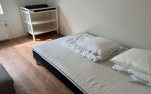 Eeske - 4Km from the Sea: Mueble, Cama, Habitación, Suelo, Piso, Madera, Lecho, Sábana, Diseño De Interiores, Linos