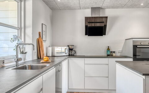 Eeske - 4Km from the Sea: Cocina, Piso, Aparato De Cocina, Mostrador, Electrodoméstico, Madera, Diseño De Interiores, Techo, Electrodoméstico, Suelo