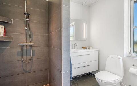 Eeske - 4Km from the Sea: Piso, Arreglo De Tubería, Baño, Suelo, Diseño De Interiores, Baño, Asiento Del Baño, Plomería, Lavabo, Loseta
