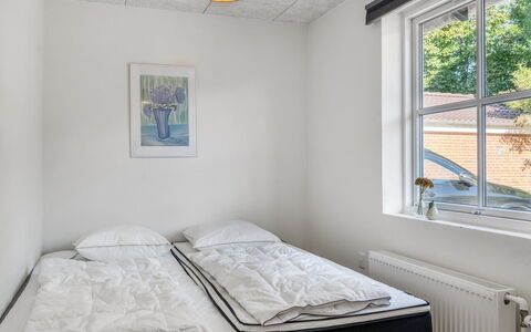 Eeske - 4Km from the Sea: Pared, Habitación, Cama, Techo, Suelo, Diseño De Interiores, Piso, Sábana, Lecho, Marco De La Cama