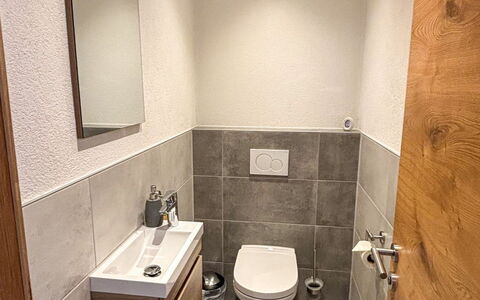 Apartment Bergkristall: Piso, Suelo, Arreglo De Tubería, Baño, Asiento Del Baño, Baño, Diseño De Interiores, Plomería, Loseta