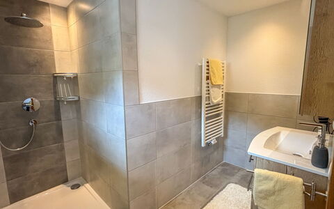 Apartment Bergkristall: Piso, Suelo, Diseño De Interiores, Arreglo De Tubería, Baño, Plomería, Habitación, Loseta, Baño, Grifo