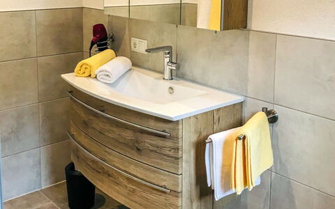 Apartment Bergkristall: Piso, Suelo, Arreglo De Tubería, Mueble De Baño, Baño, Plomería, Lavabo, Lavabo Del Baño, Grifo, Madera Dura