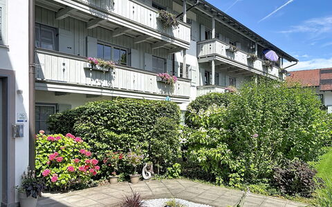 Oberaudorf 300: Arbusto, Casa, Barrio Residencial, Casa, Jardín, Sombra, Yarda, Patio, Maceta
