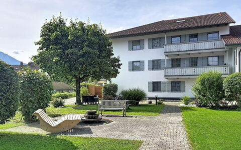 Bergzeit: Hierba, Ventana, Barrio Residencial, Casa, Casa, Arbusto, El Terreno Del Lote, Jardín, Cobertura Del Suelo