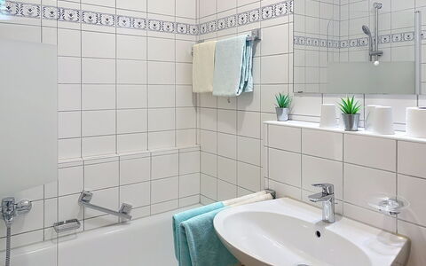 Bergzeit: Baño, Lavabo Del Baño, Arreglo De Tubería, Lavabo, Diseño De Interiores, Grifo, Piso, Plomería, Suelo, Loseta