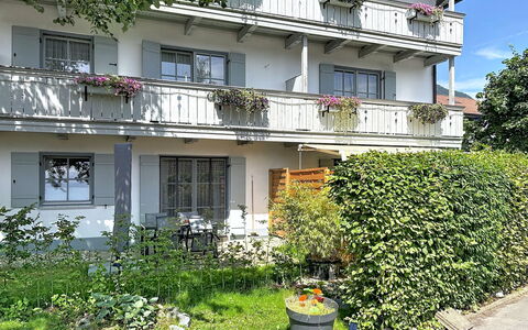 Oberaudorf 300: Arbusto, Casa, Barrio Residencial, Casa, Jardín, Sombra, Yarda, Patio, Maceta