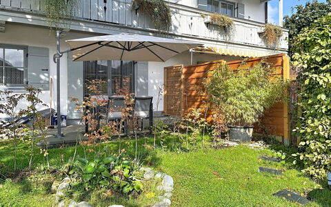 Oberaudorf 300: Arbusto, Casa, Barrio Residencial, Casa, Jardín, Sombra, Yarda, Patio, Maceta